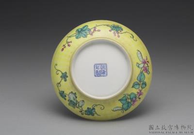 图片[3]-Dish with melon and fruit inside a polychrome yellow exterior in falangcai painted enamels, Qianlong reign (1736-1795), Qing dynasty-China Archive